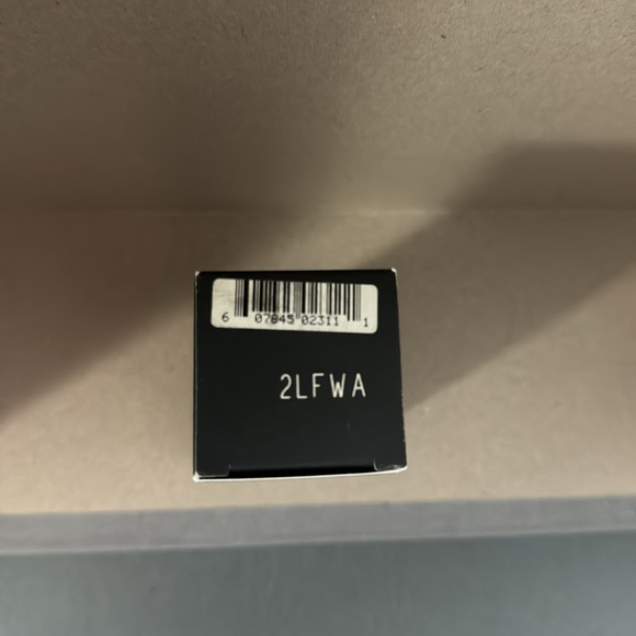 Nars pure radiant tinted moisturizer spf 30 light Finland 2312 - Picture 2 of 3